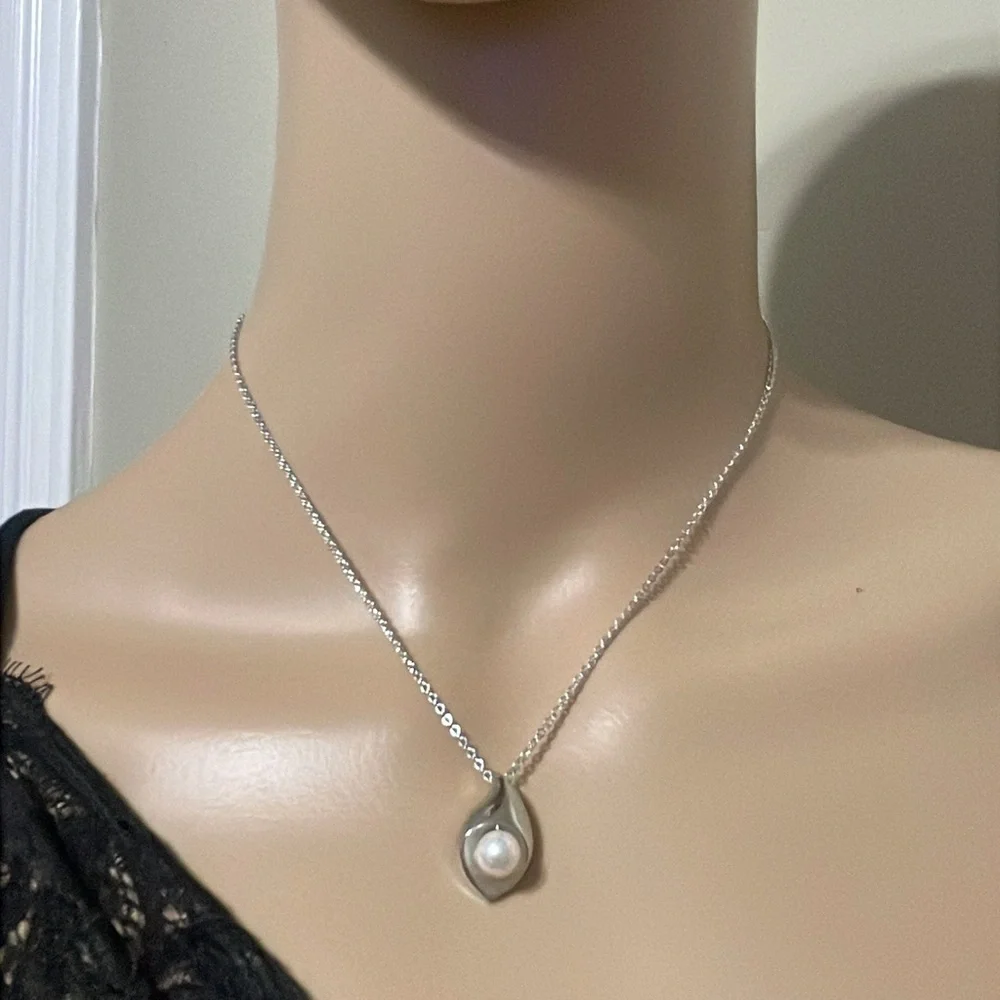 Tasaki Elegant Silver Pearl Pendant Necklace